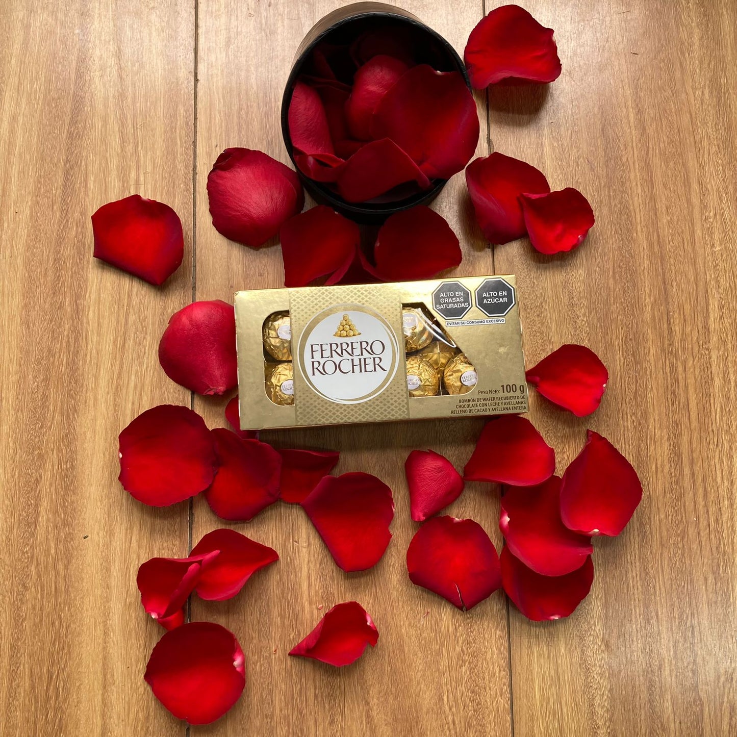 Box de petalos entre 3 a 5 tosas con ferrero rocher de 8 unidades