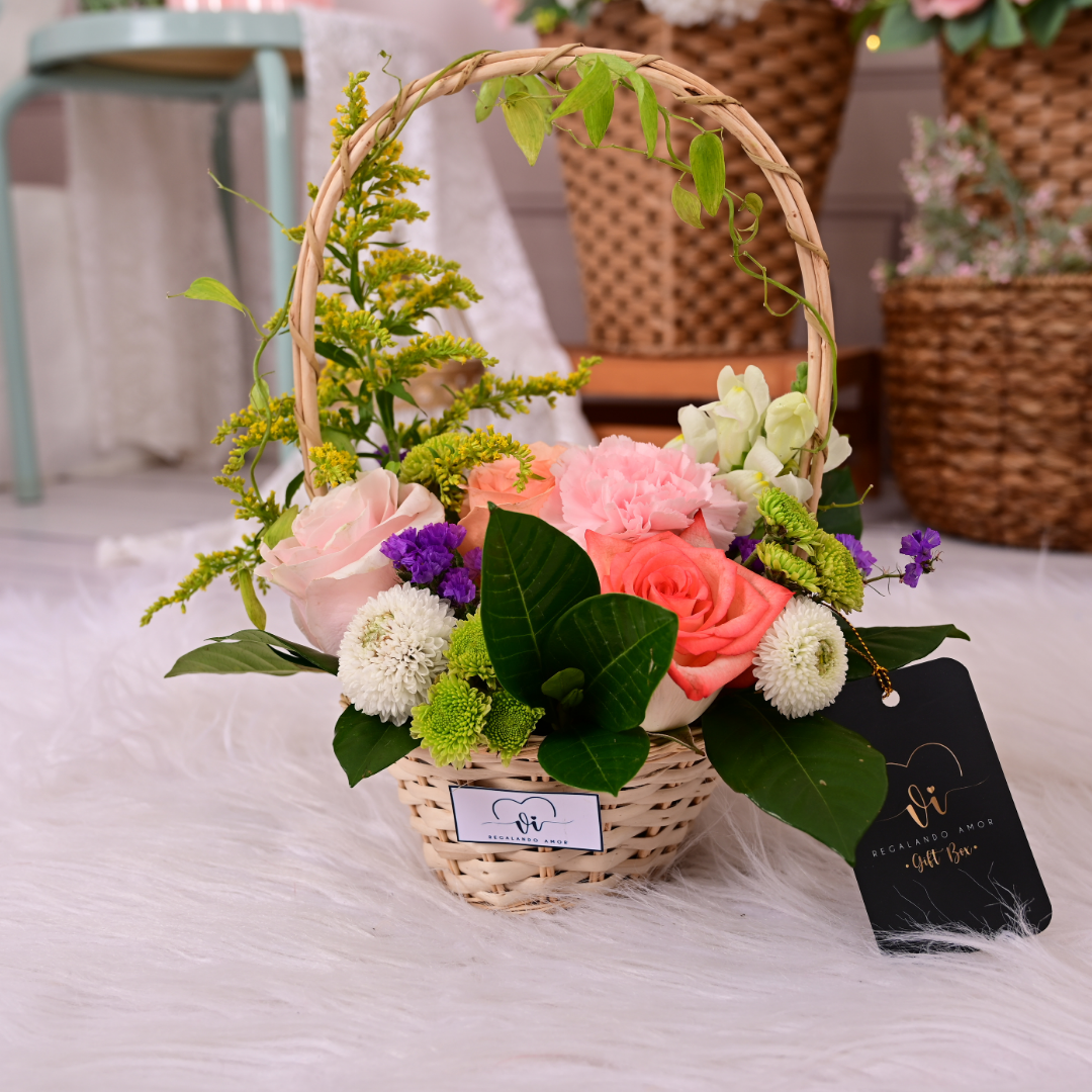 La canasta es de variedad floral y mide aproximadamente 10 a 15 cm