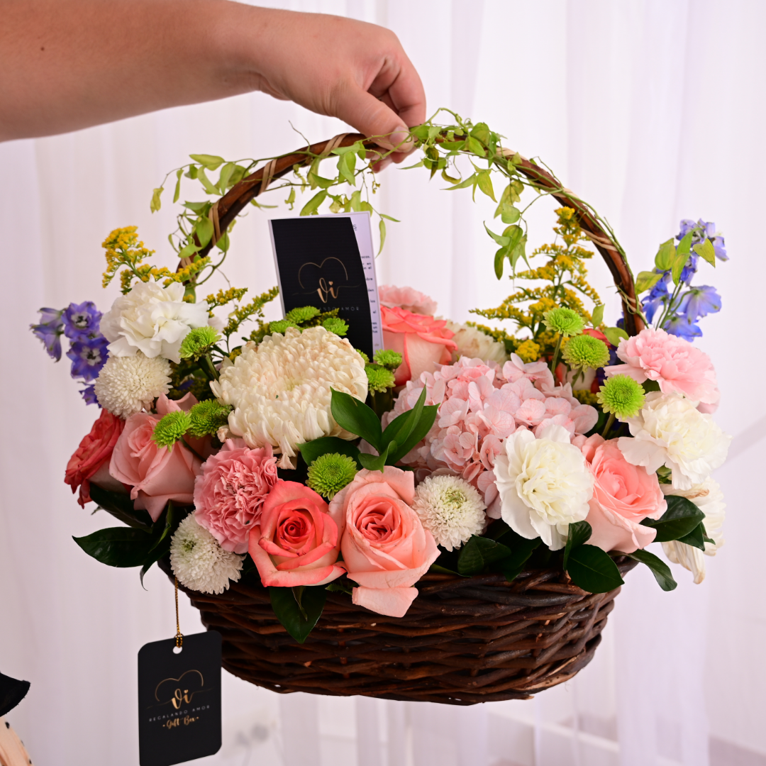 canasta de 25 cm de largo con variedad floral