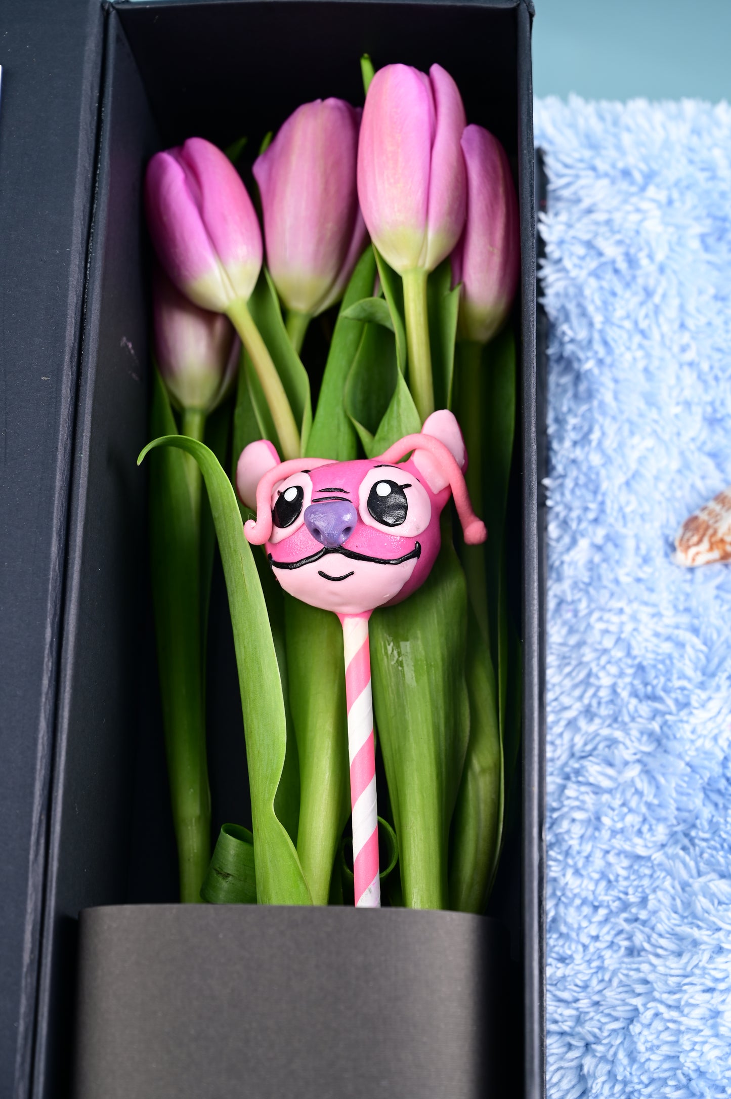 Box Luxury Tulipanes Rosados + Cakepop de Angel (novia de Stitch)