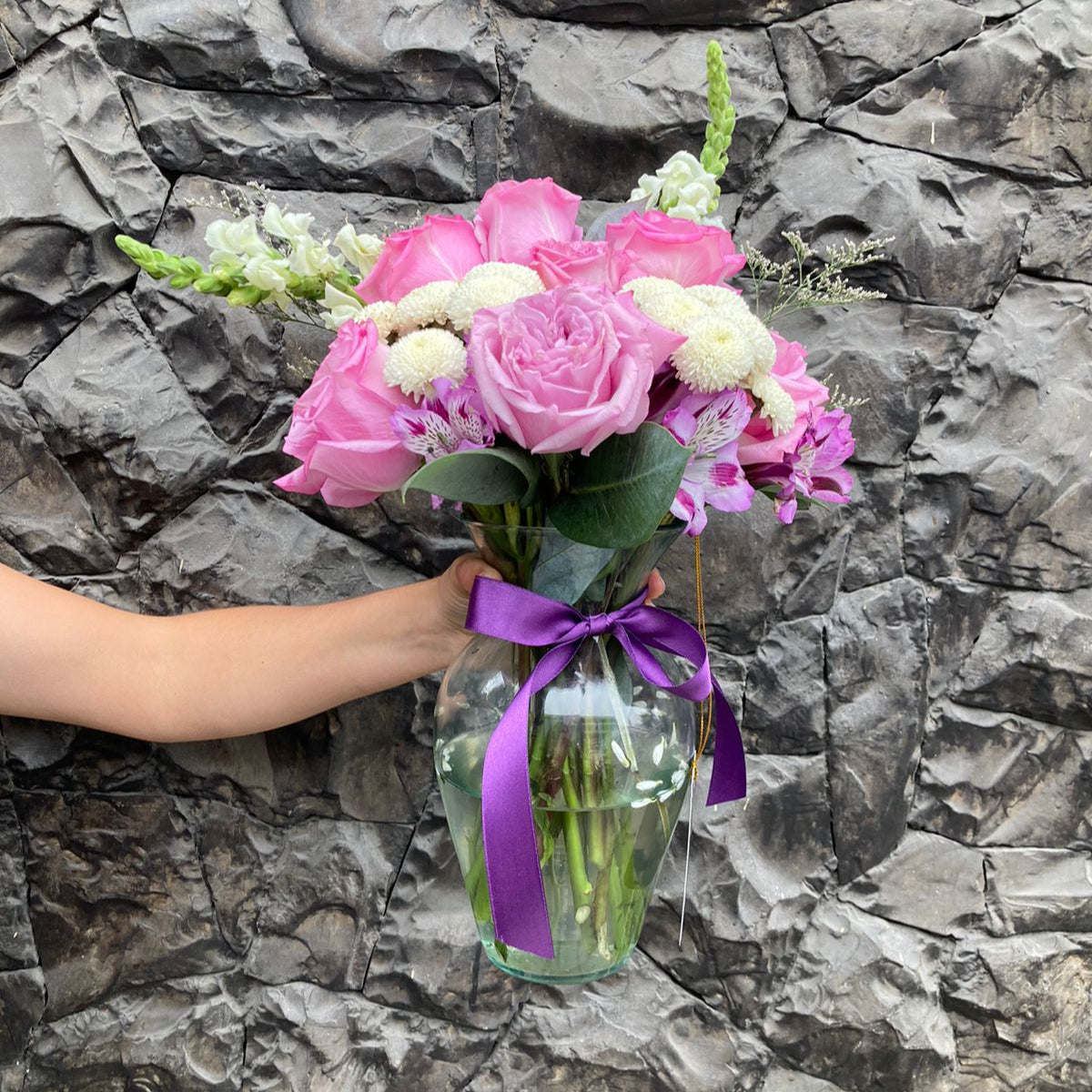 decoración para año nuevo florero de rosas moradas y variedad floral