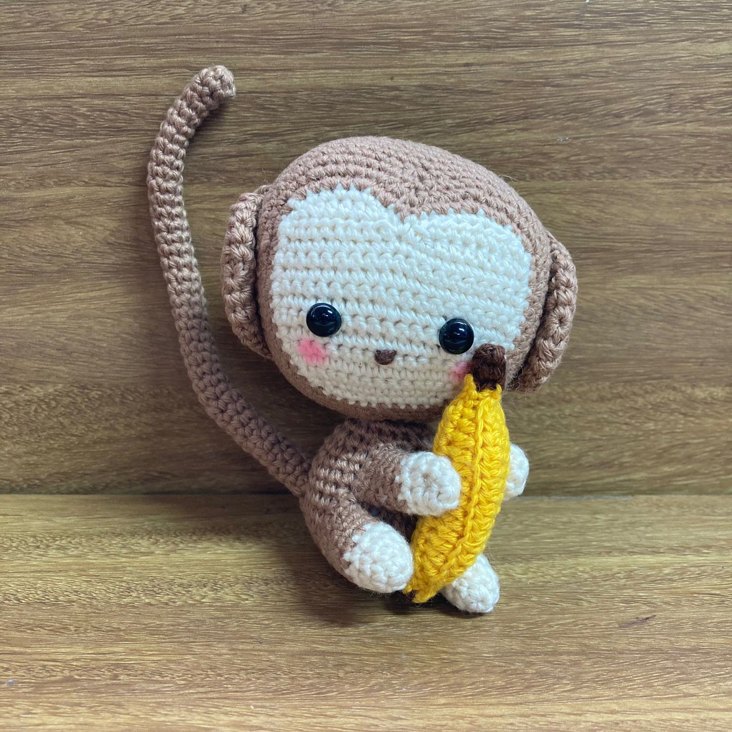 Monito con banana - amigurumi