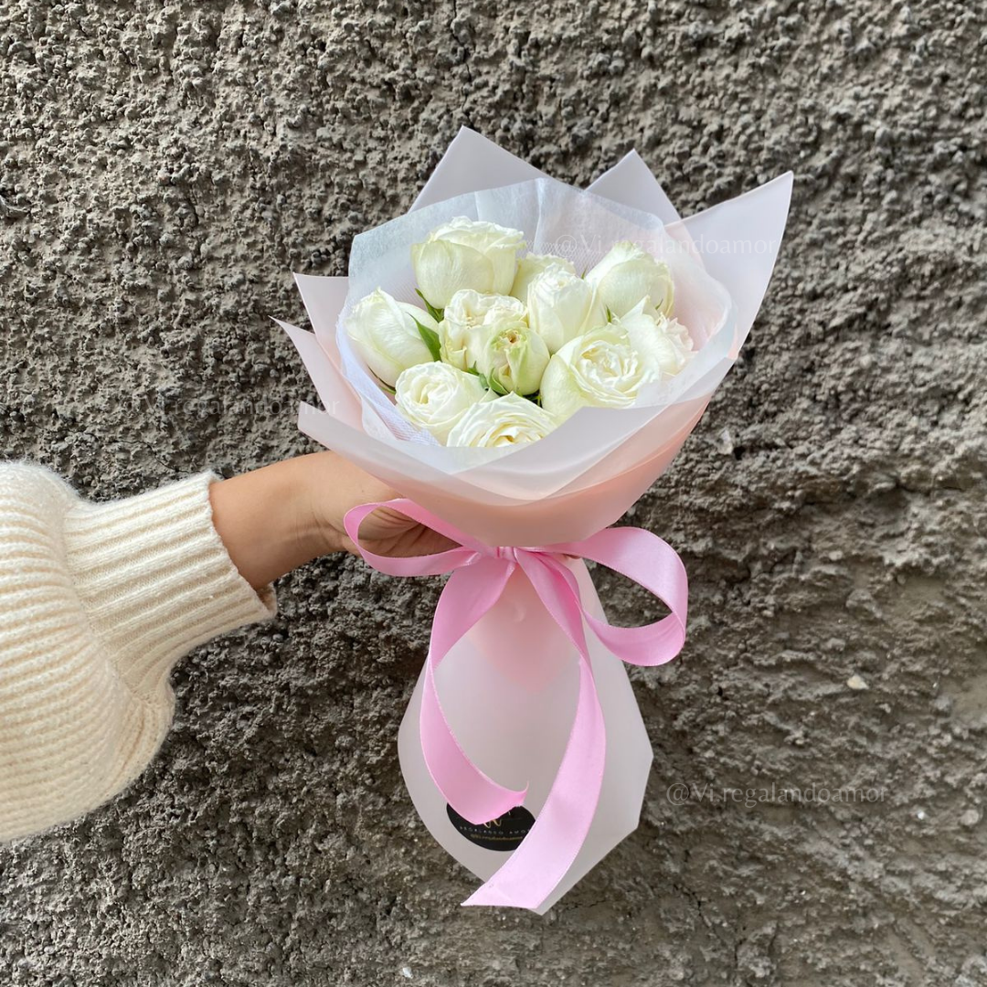Mini ramo blair de rosas inglesas blancas