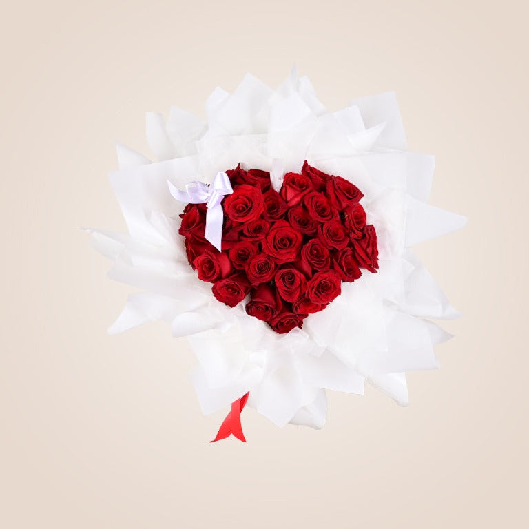 ramo de forma de corazon rosas rojas para el dia de l a novia o san valentin
