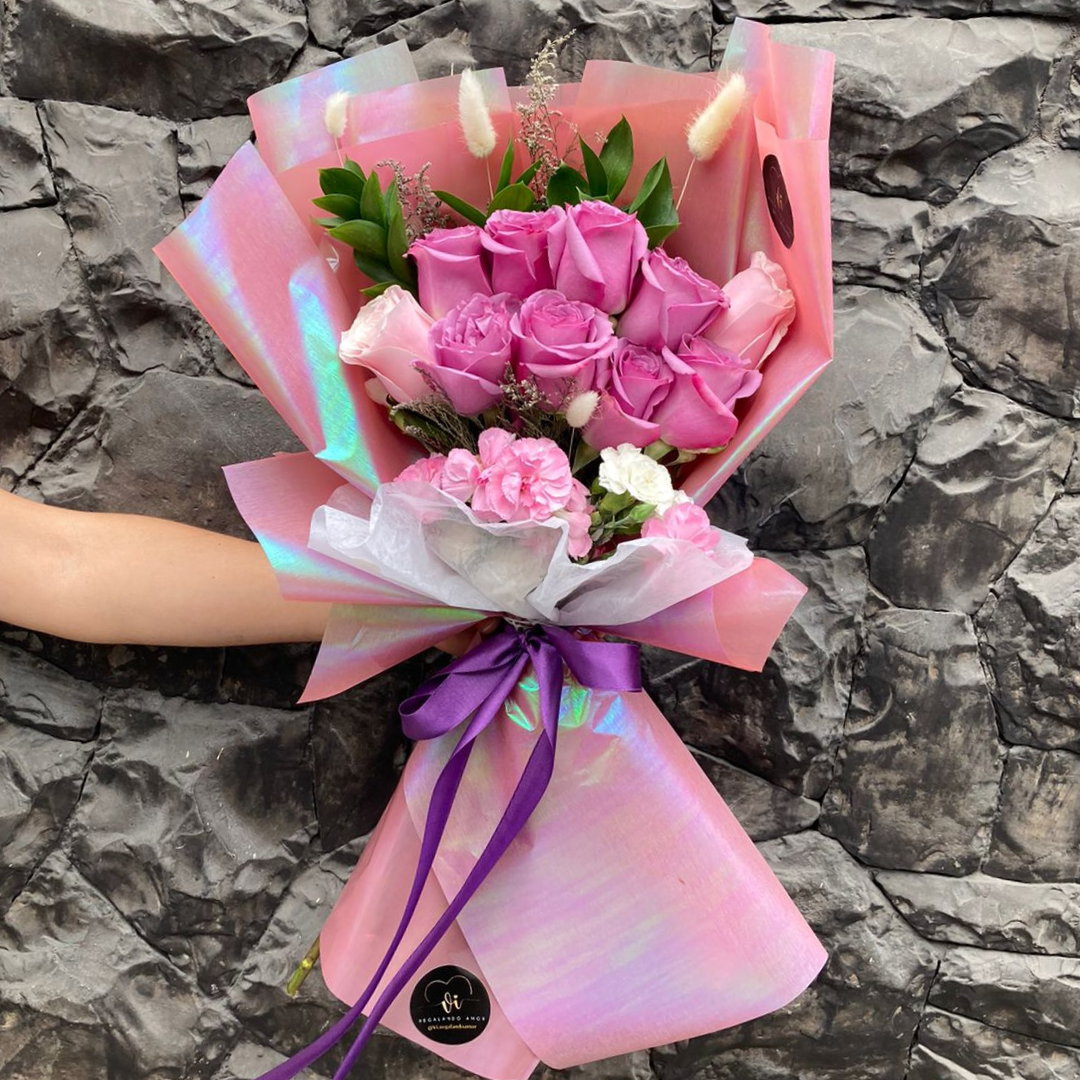 ramo de 8 rosas moradas y 2 rosas rosadas con variedad floral