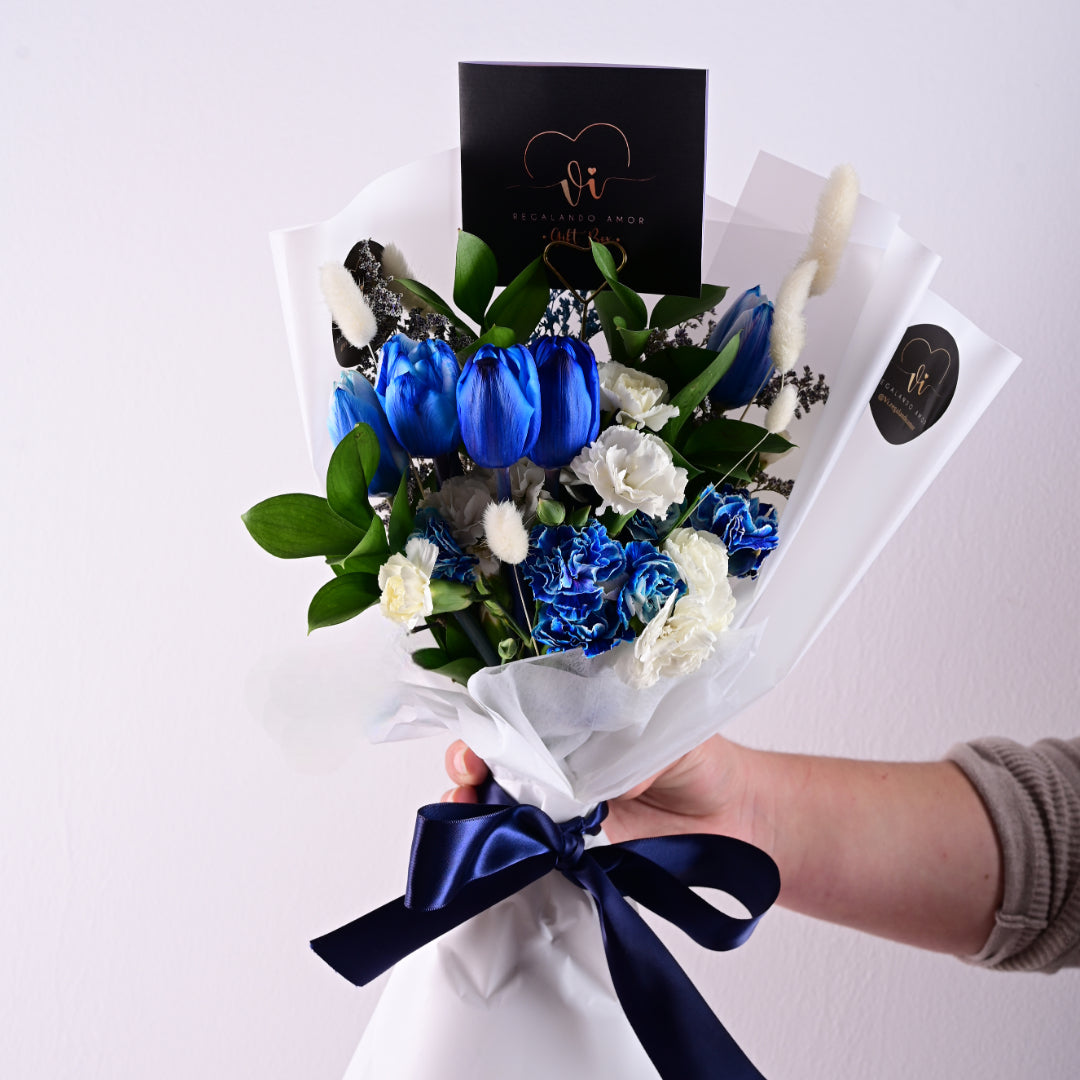 Ramo de tulipanes azules con variedad floral