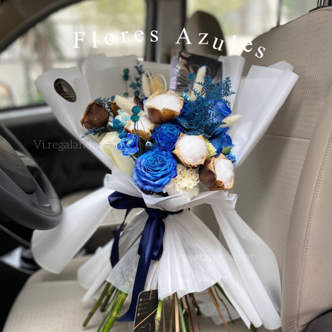 Ramo de rosas azules con flores secas y frescas