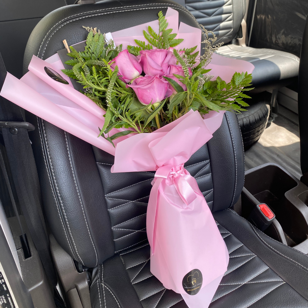 Ramo de 5 rosas lila, verónicas y helecho de cuero