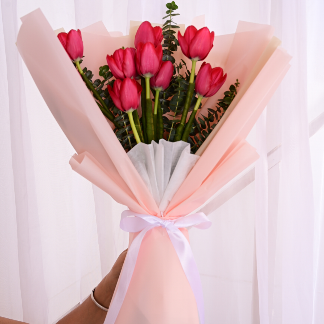 Ramo de 10 tulipanes rojos mas follaje