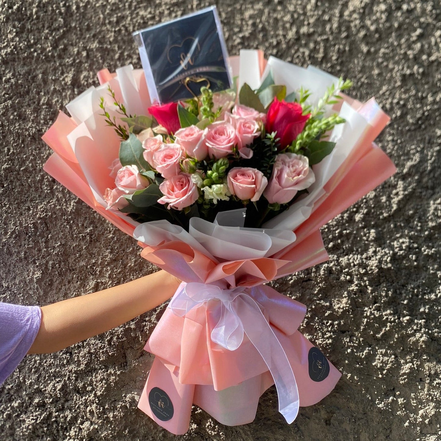 Ramo de rosas pink mundial con rosas fucsias y variedad floral