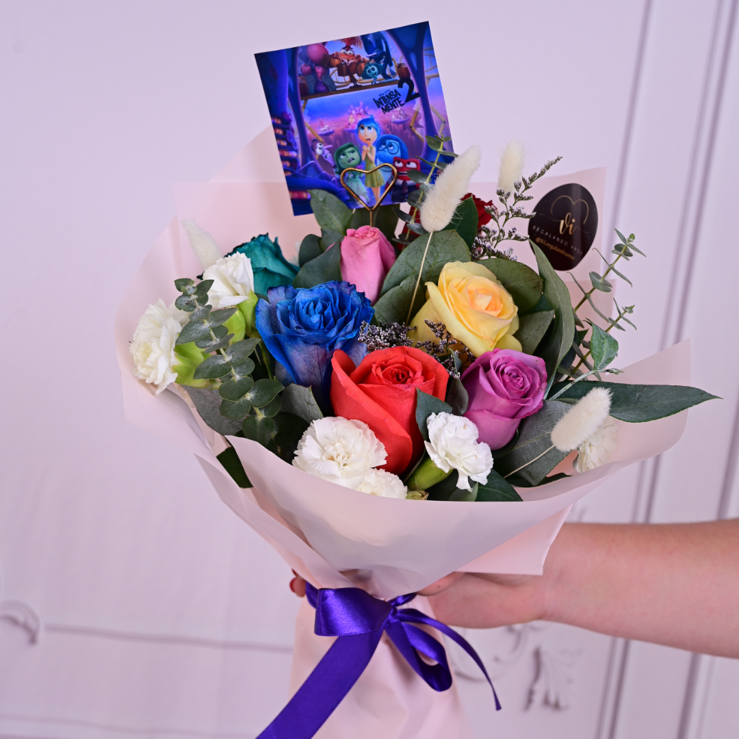 Ramo de 7 rosas de colores: azul, naranja, rosado, amarillo, verde, rojo y morado, claveles y follaje.
