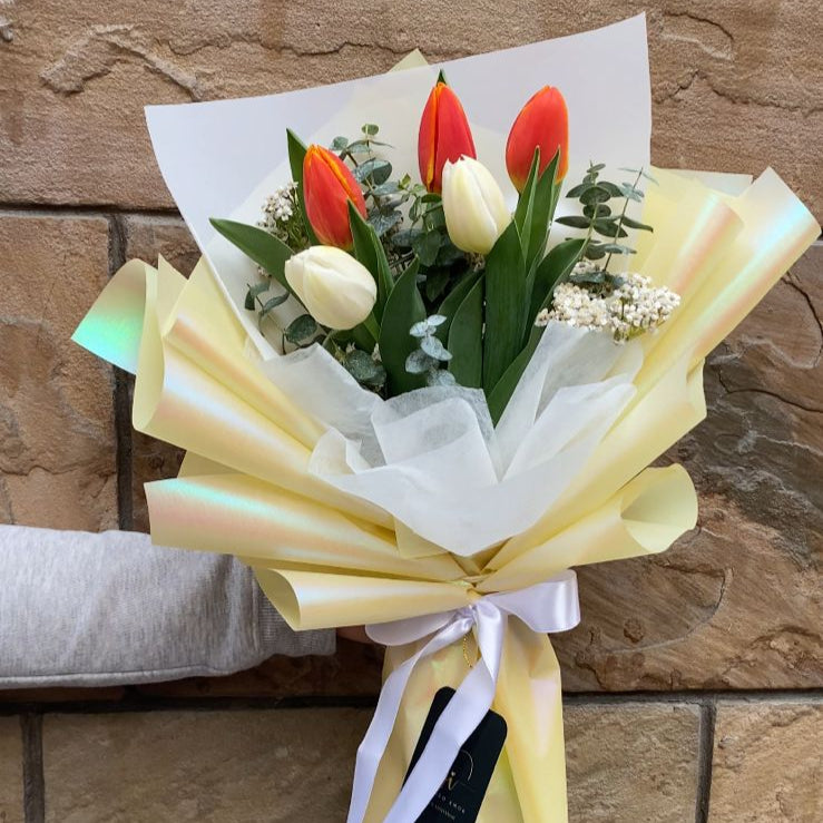 Ramo Coral – Tulipanes con Frase Personalizada