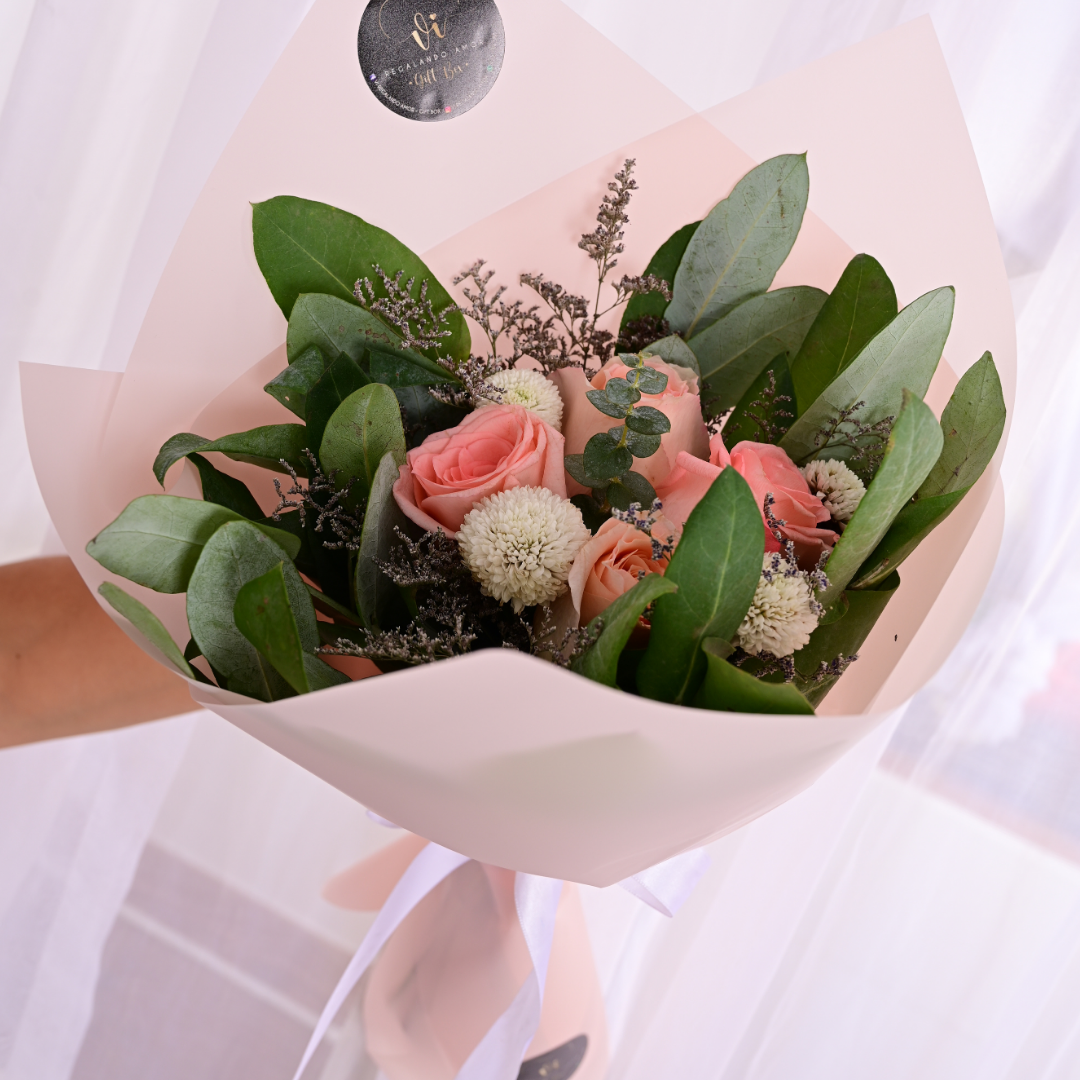 Ramo de 4 rosas con variedad floral
