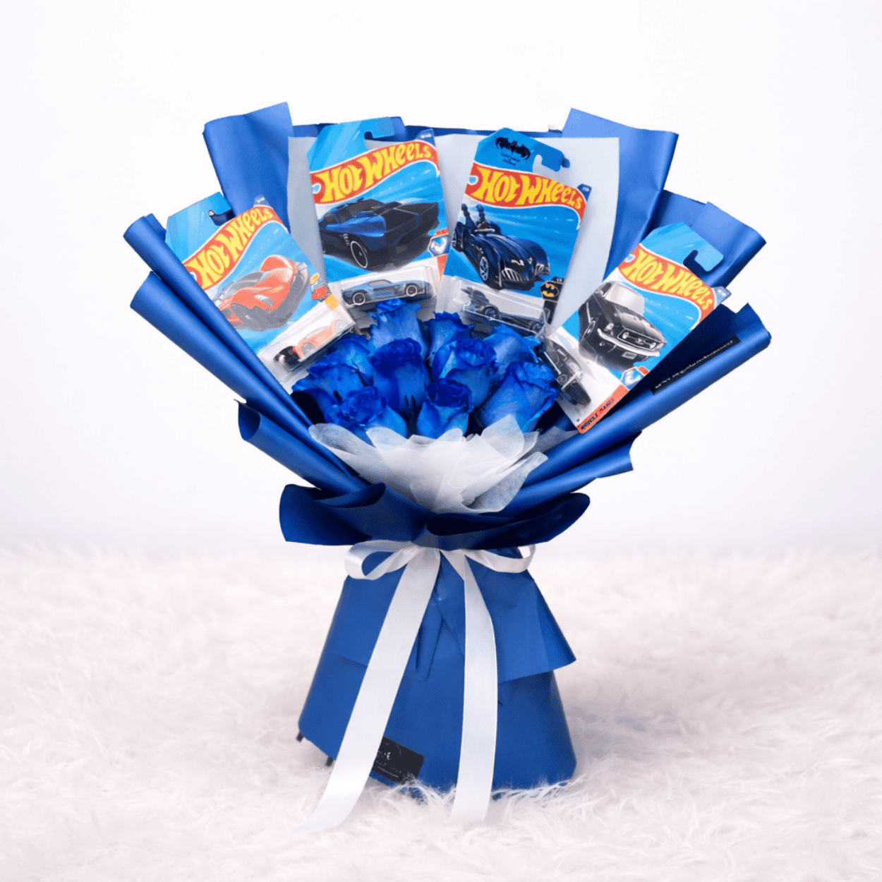 Ramo de 10 Rosas Azules + 4 Carritos HotWheels
