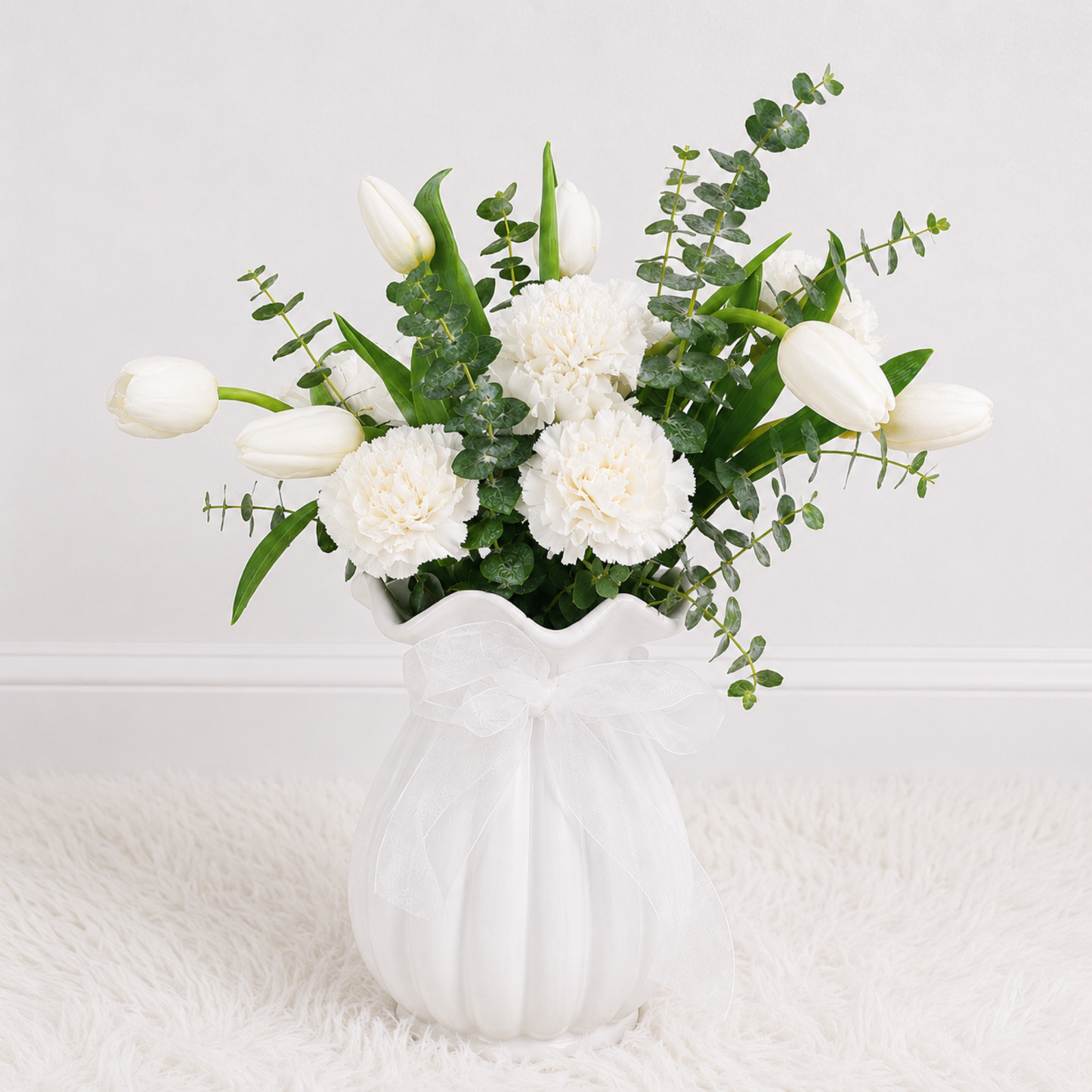 Florero Esmeralda de 10 tulipanes blancos y variedad floral