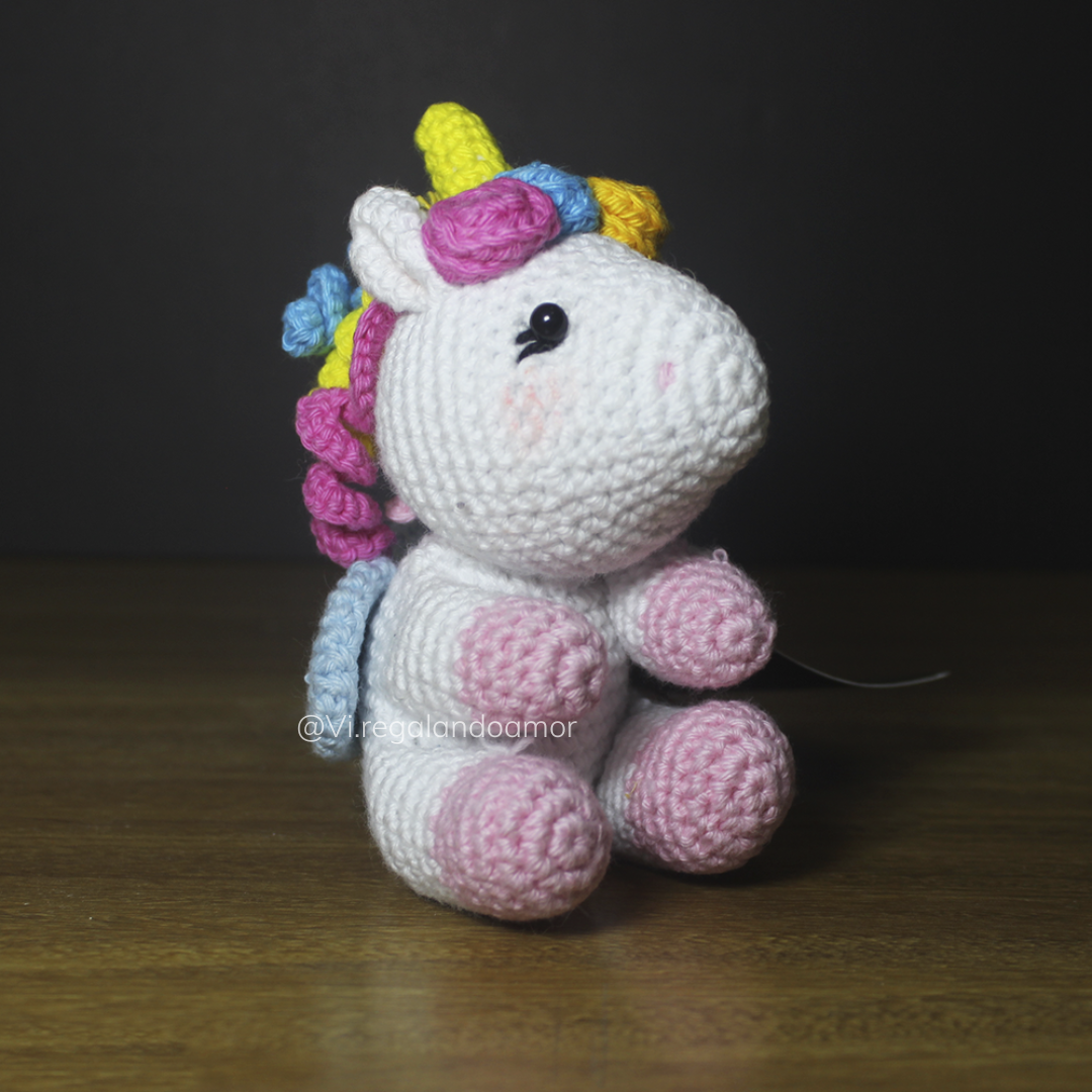 Amigurumi de 10 cm de unicornio 