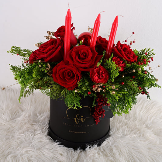 Box de rosas rojas con 3 velas con decoracion navideña