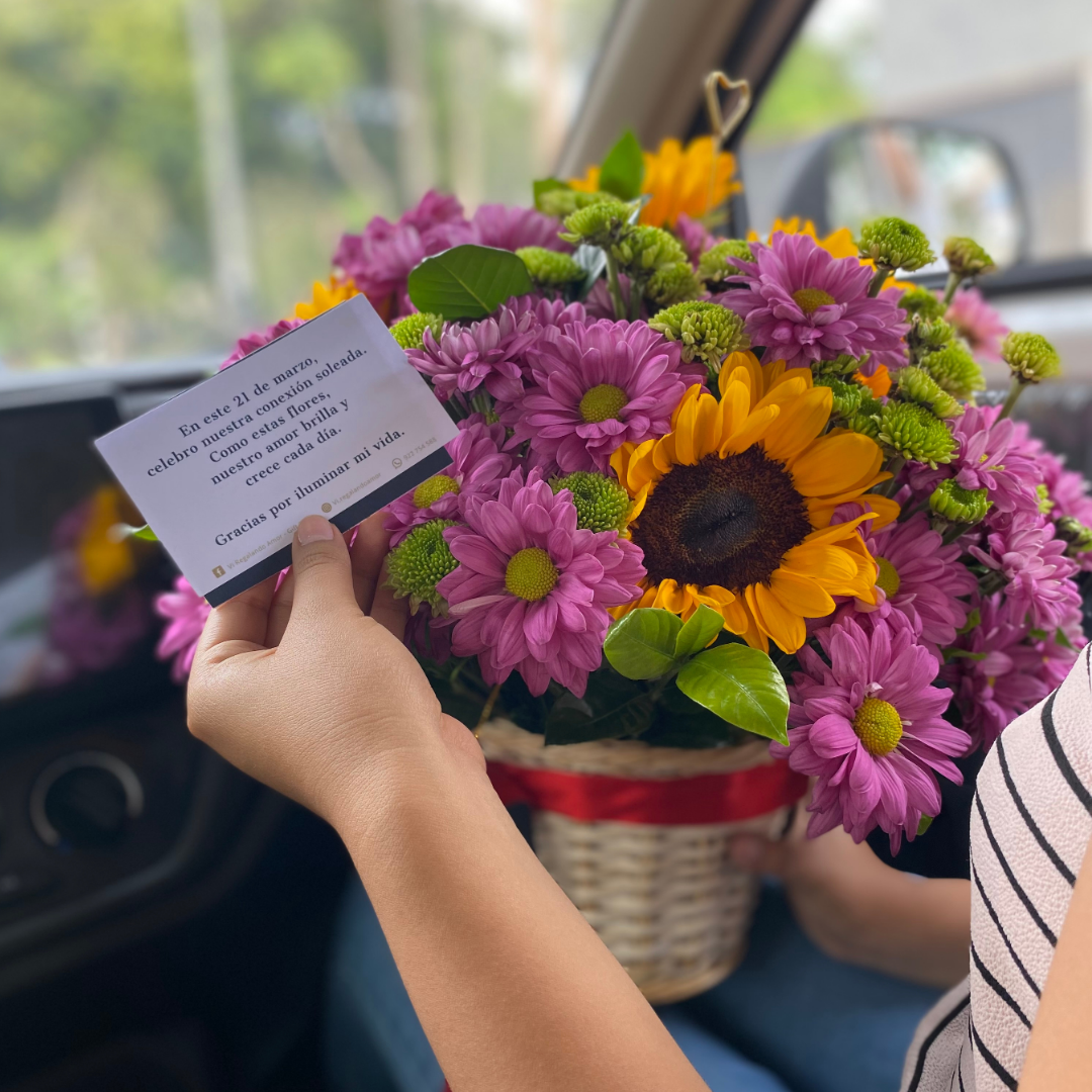 Canasta de girasoles con margaritas y follaje 