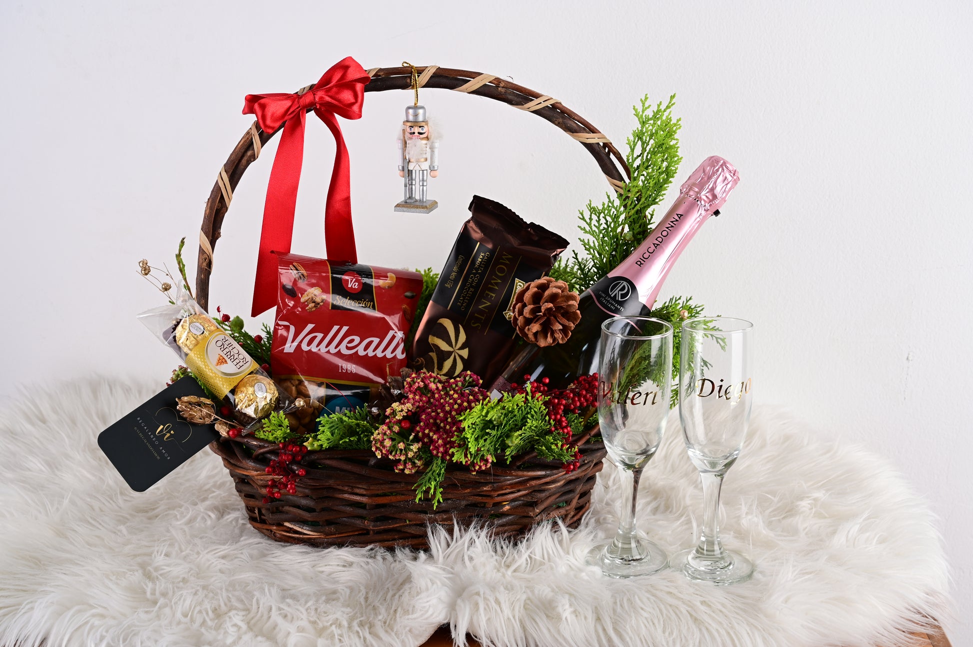 Canasta de navidad con champan , ferrero rocher de 3 unidades con vallenato y galleta de mantequilla con copas personalizadas