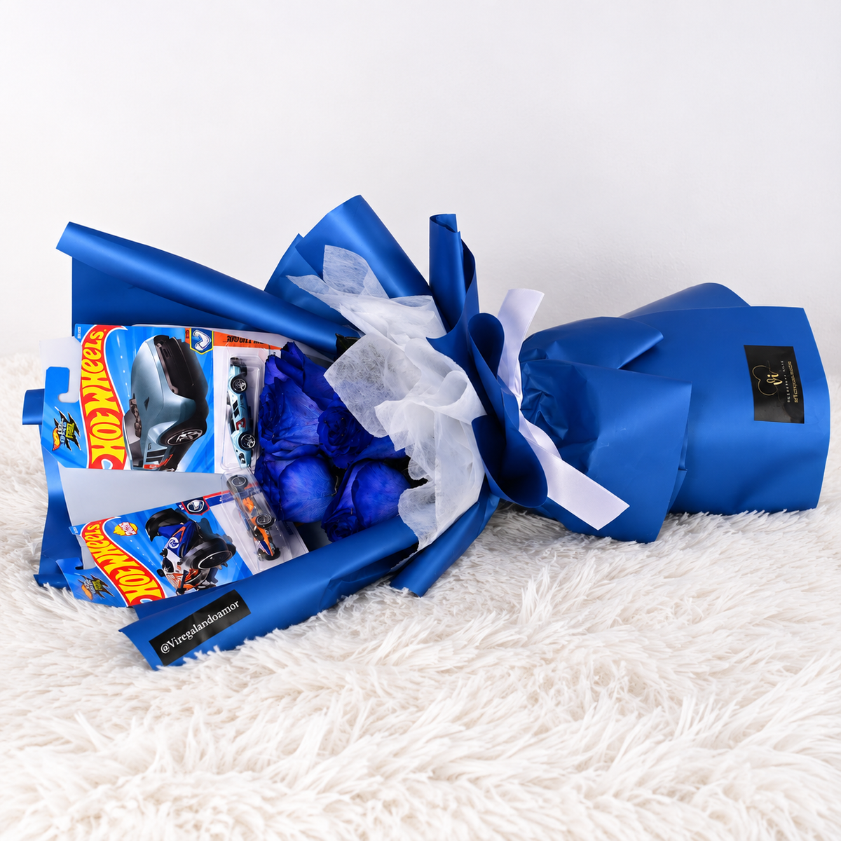 Ramo de 5 rosas azules + Hotwheels