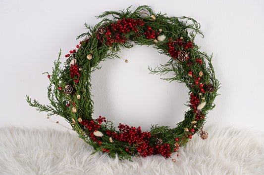 Corona de adviento con decoracion roja para navidad