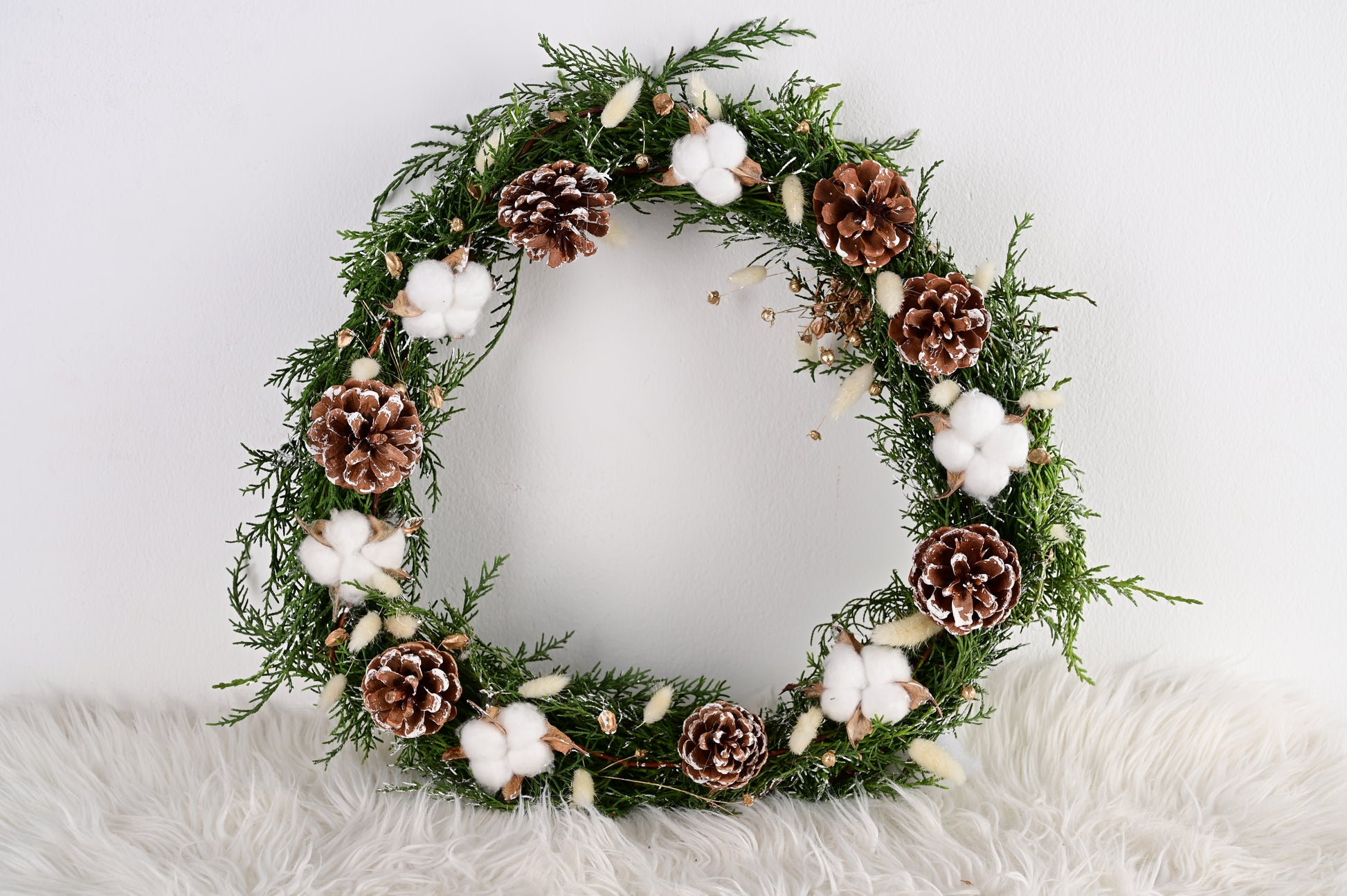 Corona de adviento con pinos de navidad  y flor de algodon 