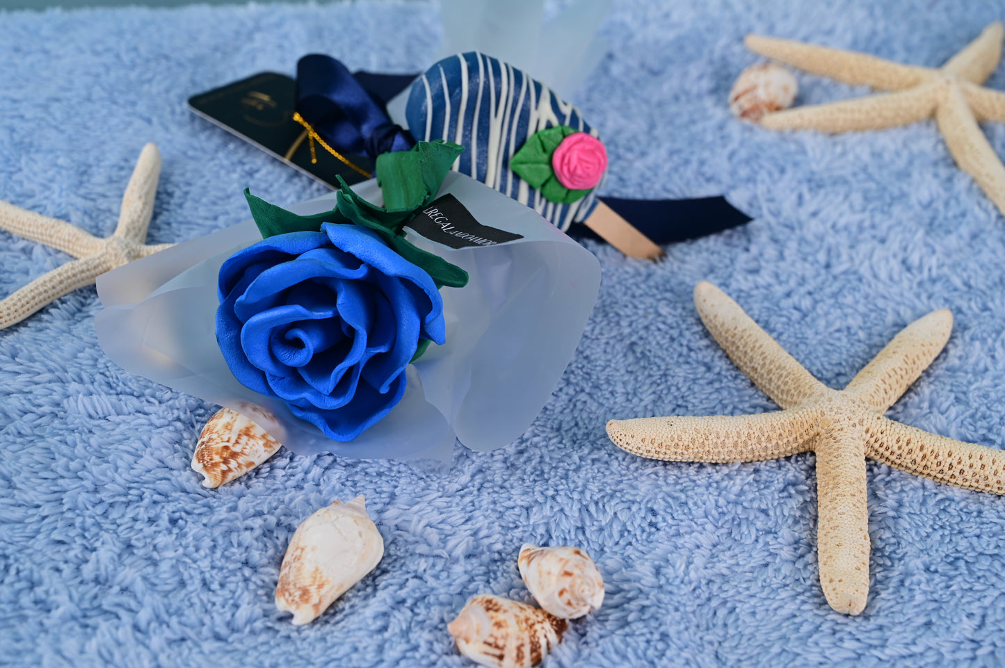 💙 Rosa Artificial + Paleta de Keke Bañada en Chocolate
