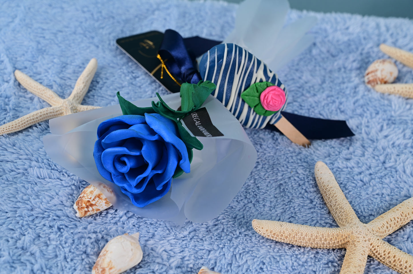 💙 Rosa Artificial + Paleta de Keke Bañada en Chocolate
