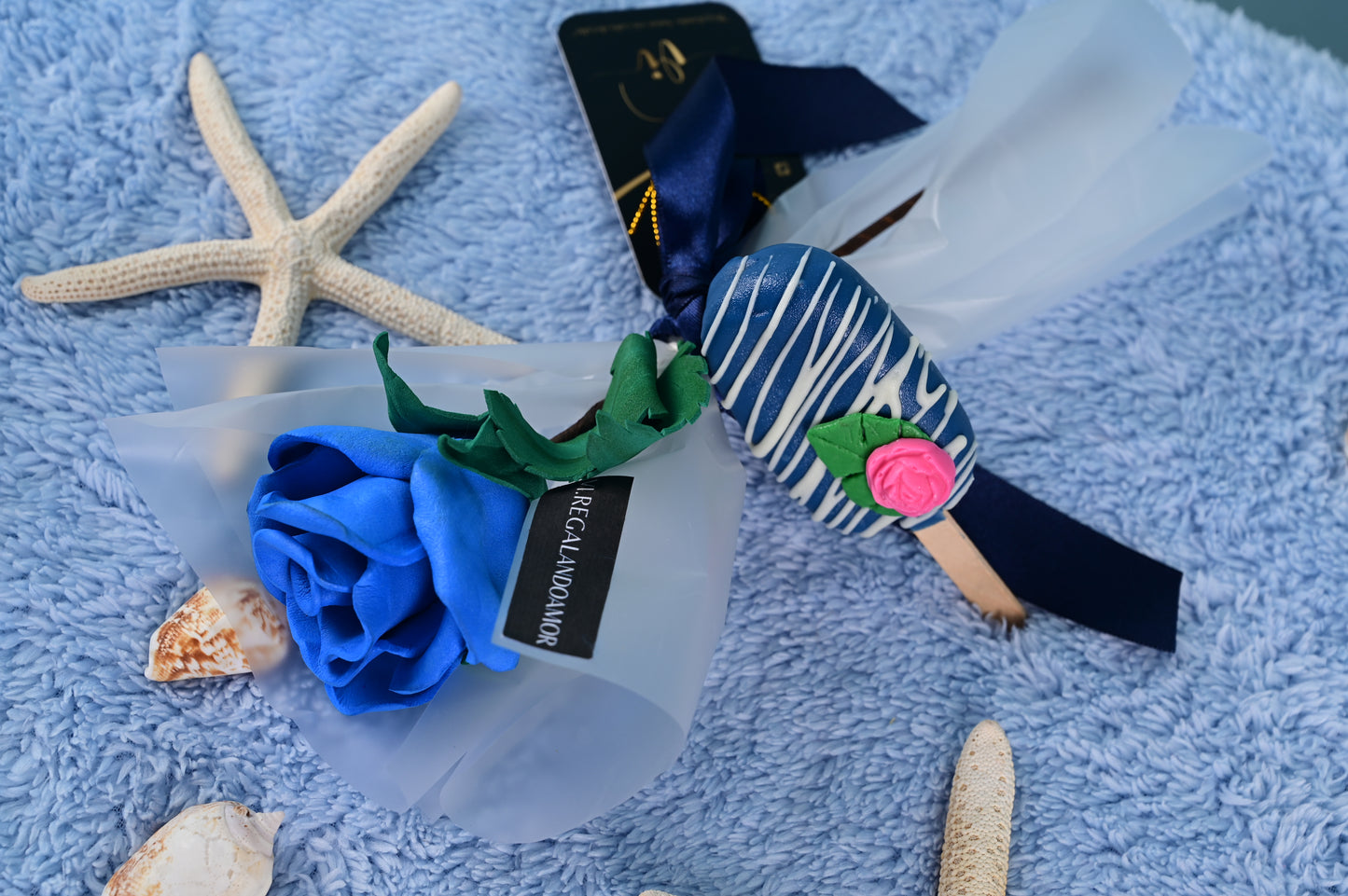 💙 Rosa Artificial + Paleta de Keke Bañada en Chocolate
