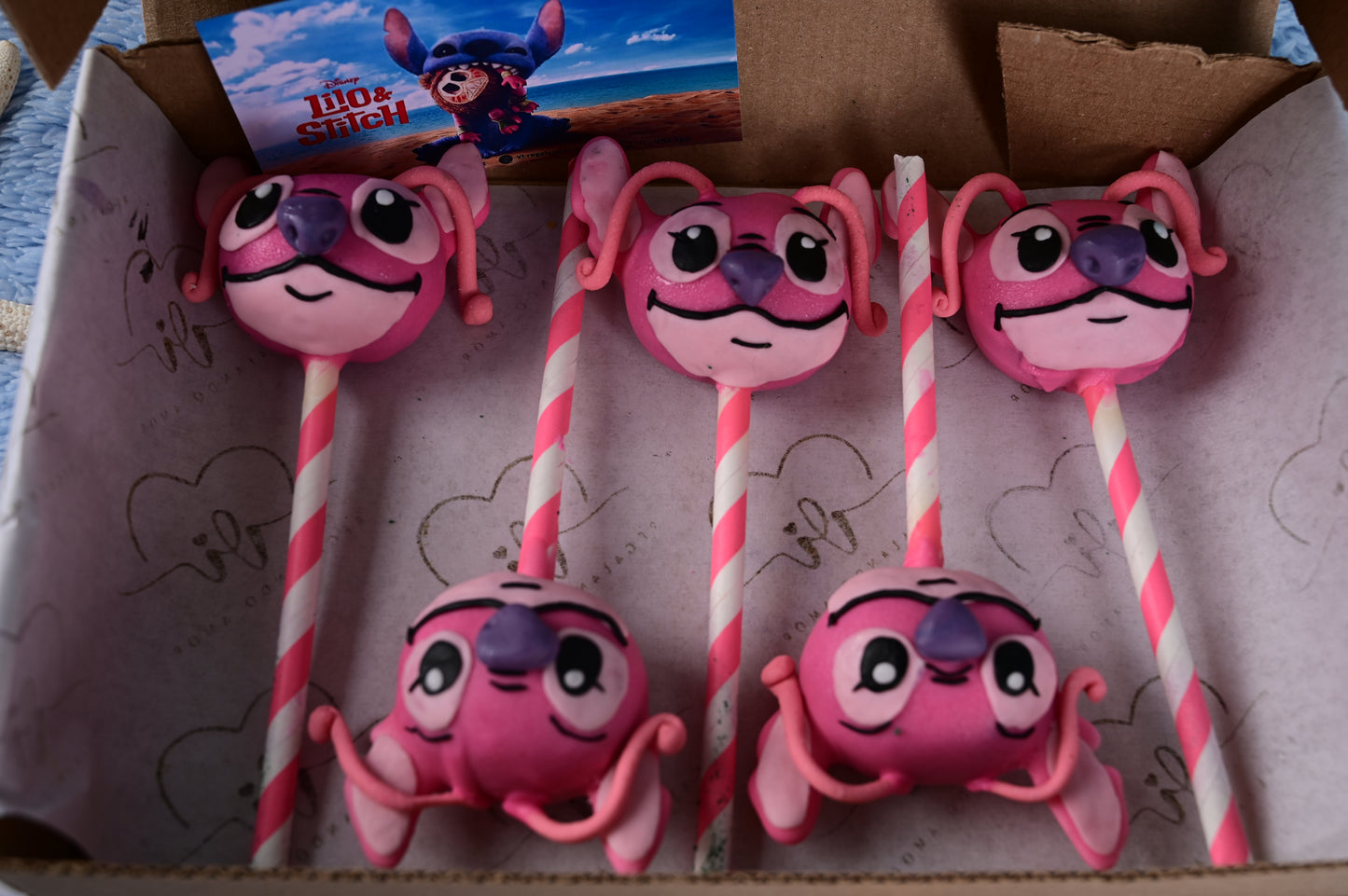 🌌 Box Intergaláctico – 5 Cake Pops de Stitch y Angel
