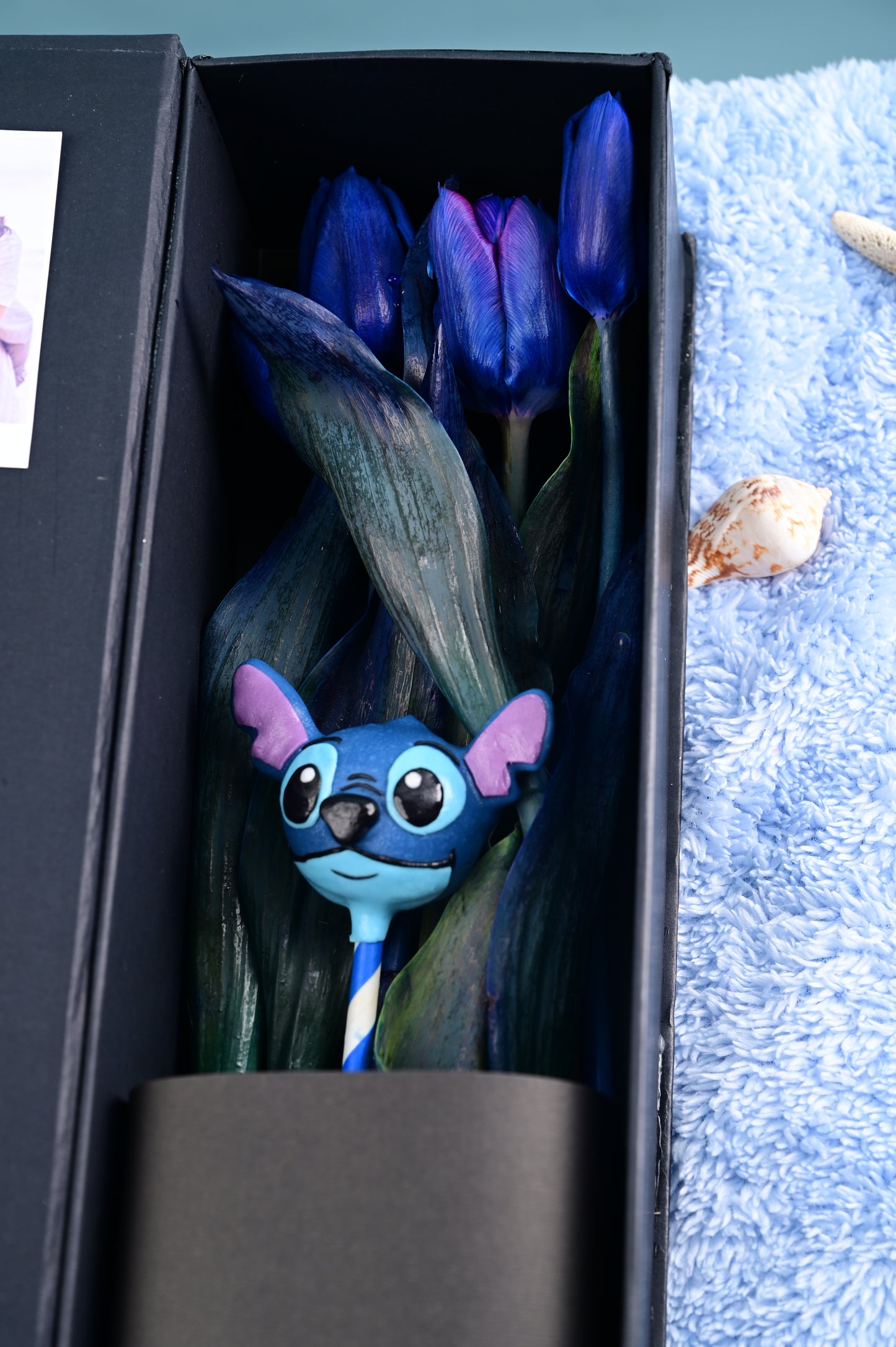 Box Luxury 6 Tulipanes Azules + Cakepop de Stitch