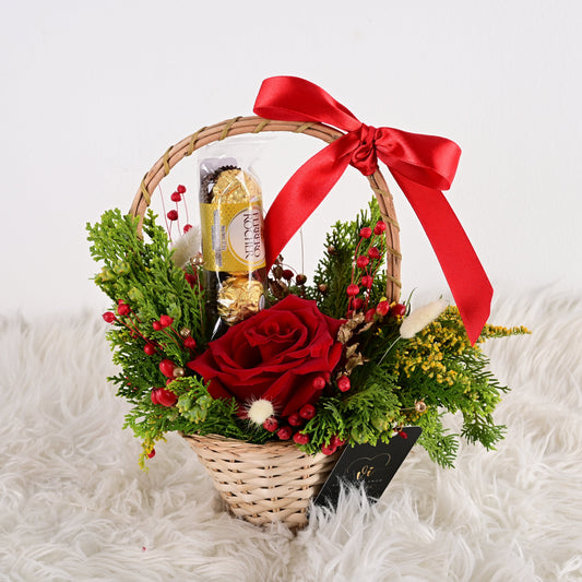 Mini canasta de navidad de 1 rosa con ferrero rocher de 3 unidades y variedad floral 