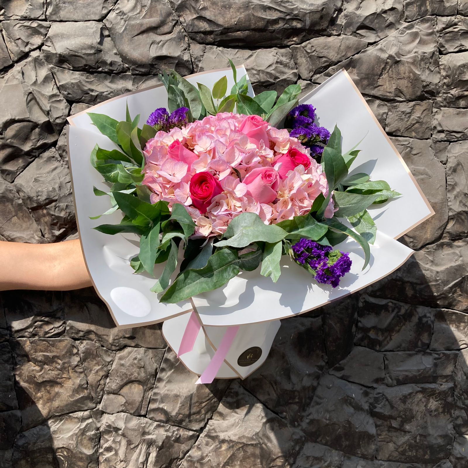 Ramo de Hortencias y Rosas Rosadas con variedad floral 