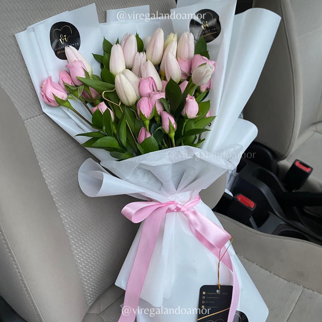 Ramo de 15 tulipanes rosados con mini rosas y variedad floral 