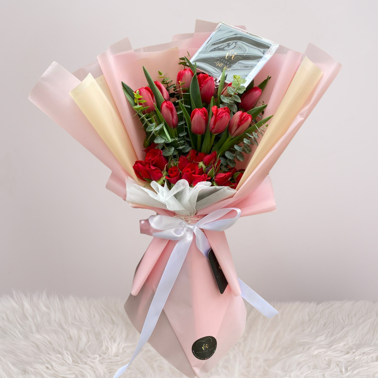 Ramo Isabella – Tulipanes y Mini Rosas Rojas