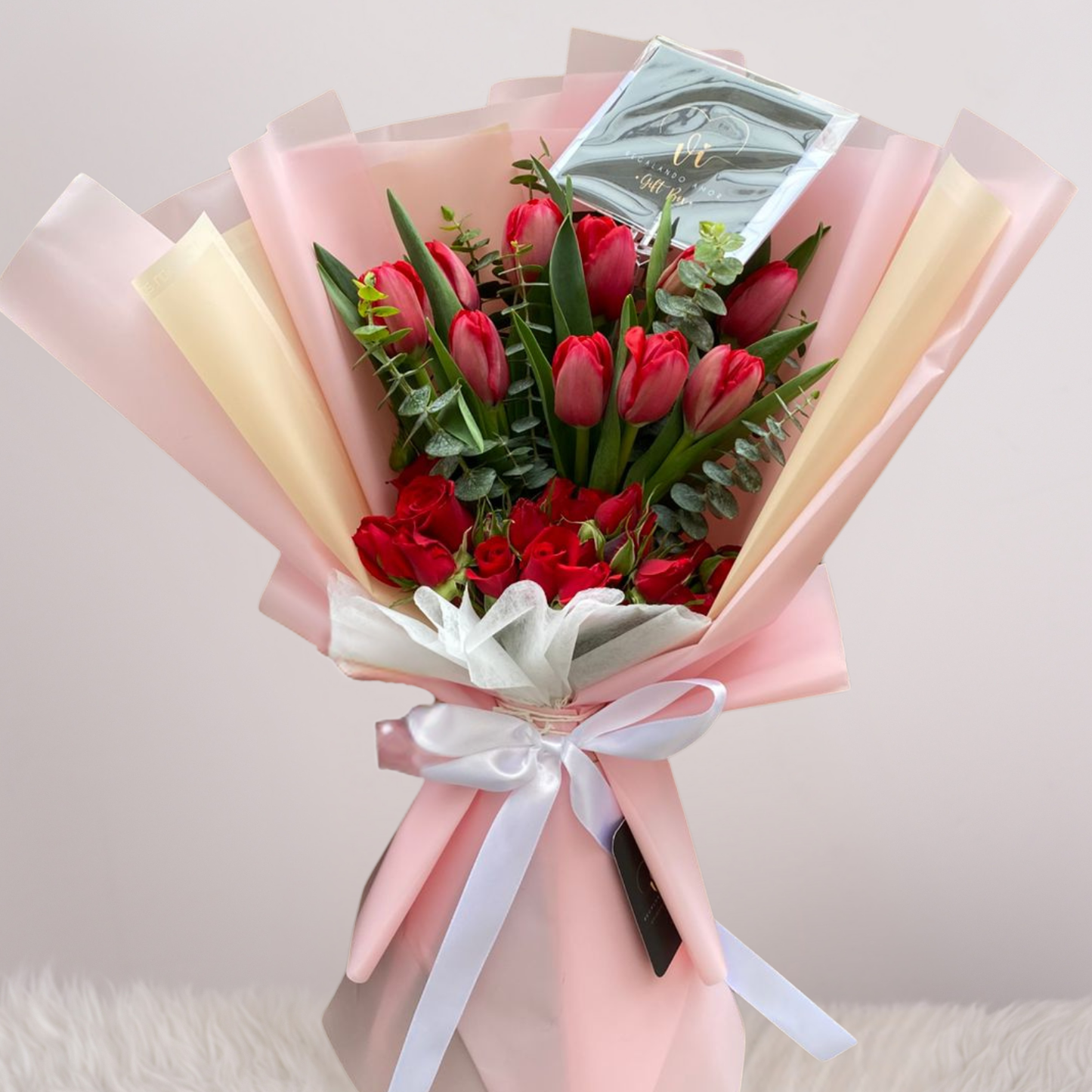 Ramo Isabella – Tulipanes y Mini Rosas Rojas