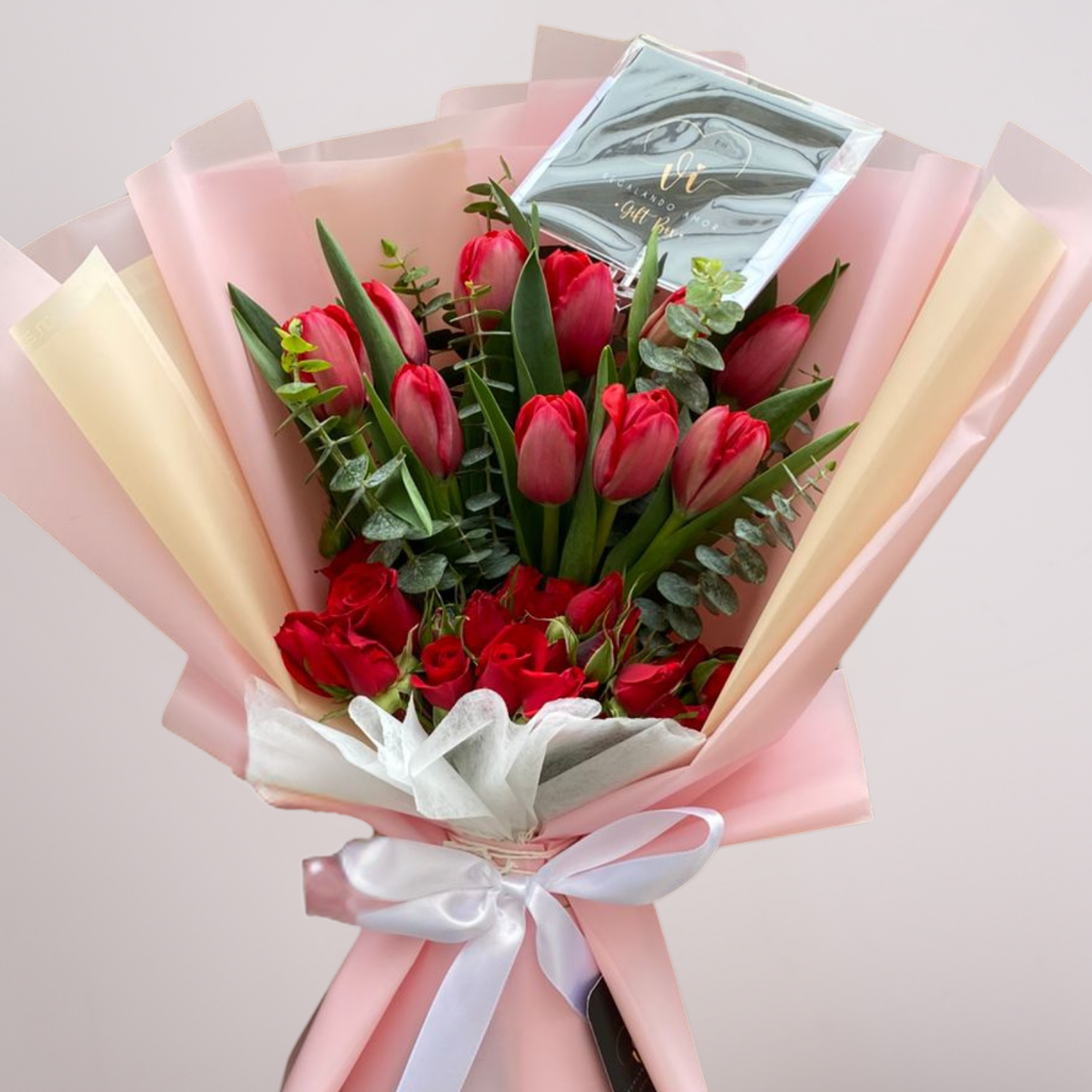 Ramo Isabella – Tulipanes y Mini Rosas Rojas