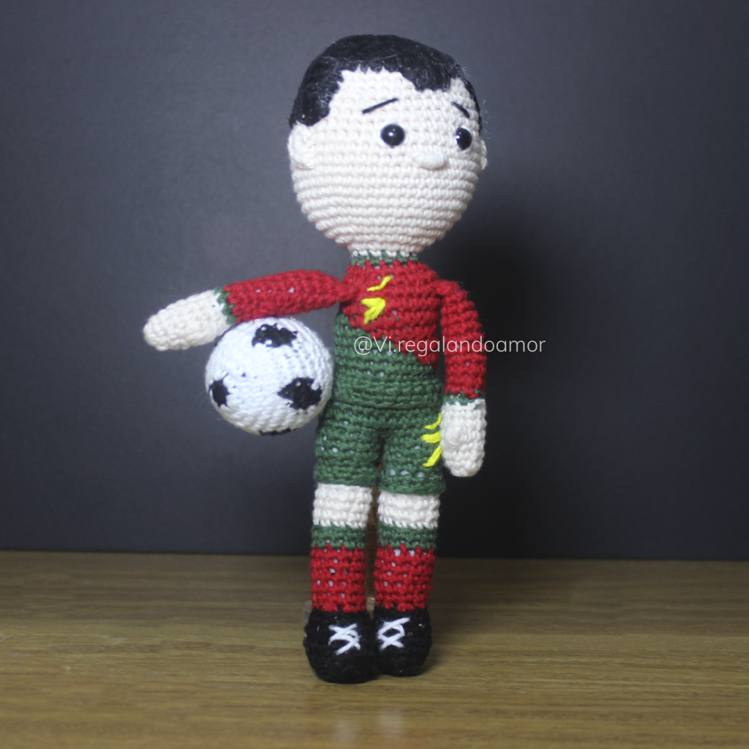 Amigurumi de cristiano ronaldo  mide 20 cm de alto