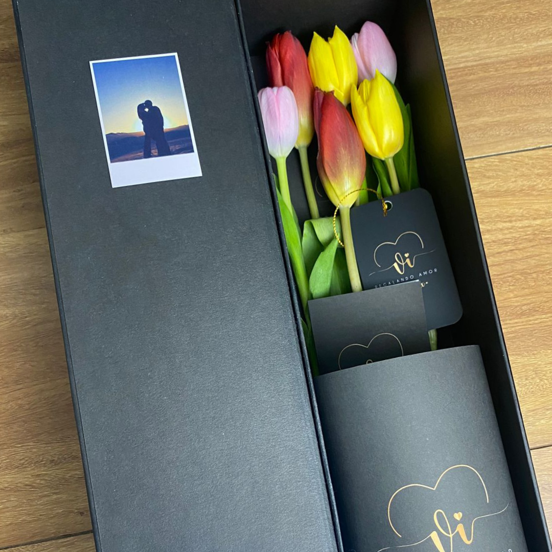  Box Luxury Tulipanes Iris contiene 6 tulipanes en una variedad de colores según disponibilida