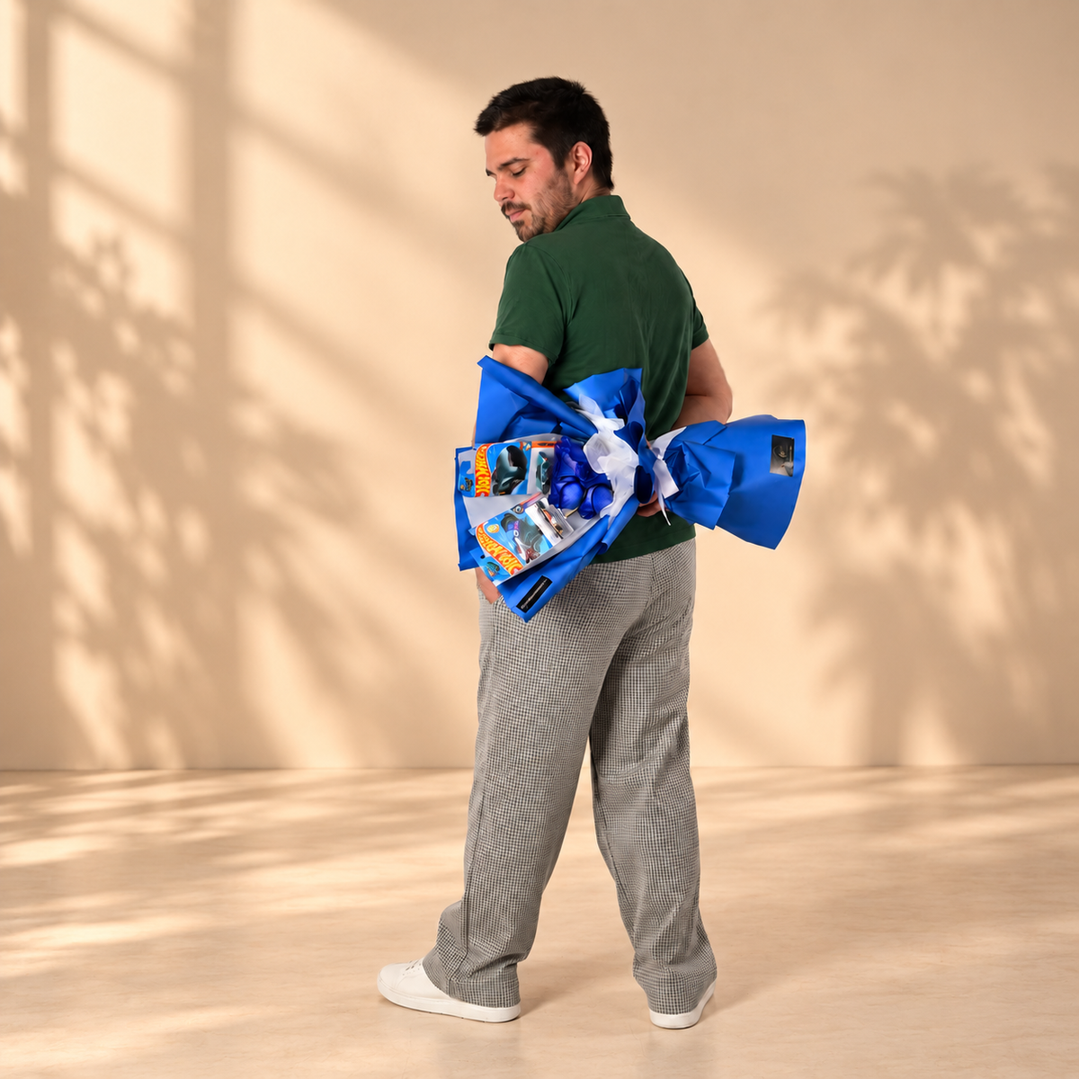 Ramo de 5 rosas azules + Hotwheels