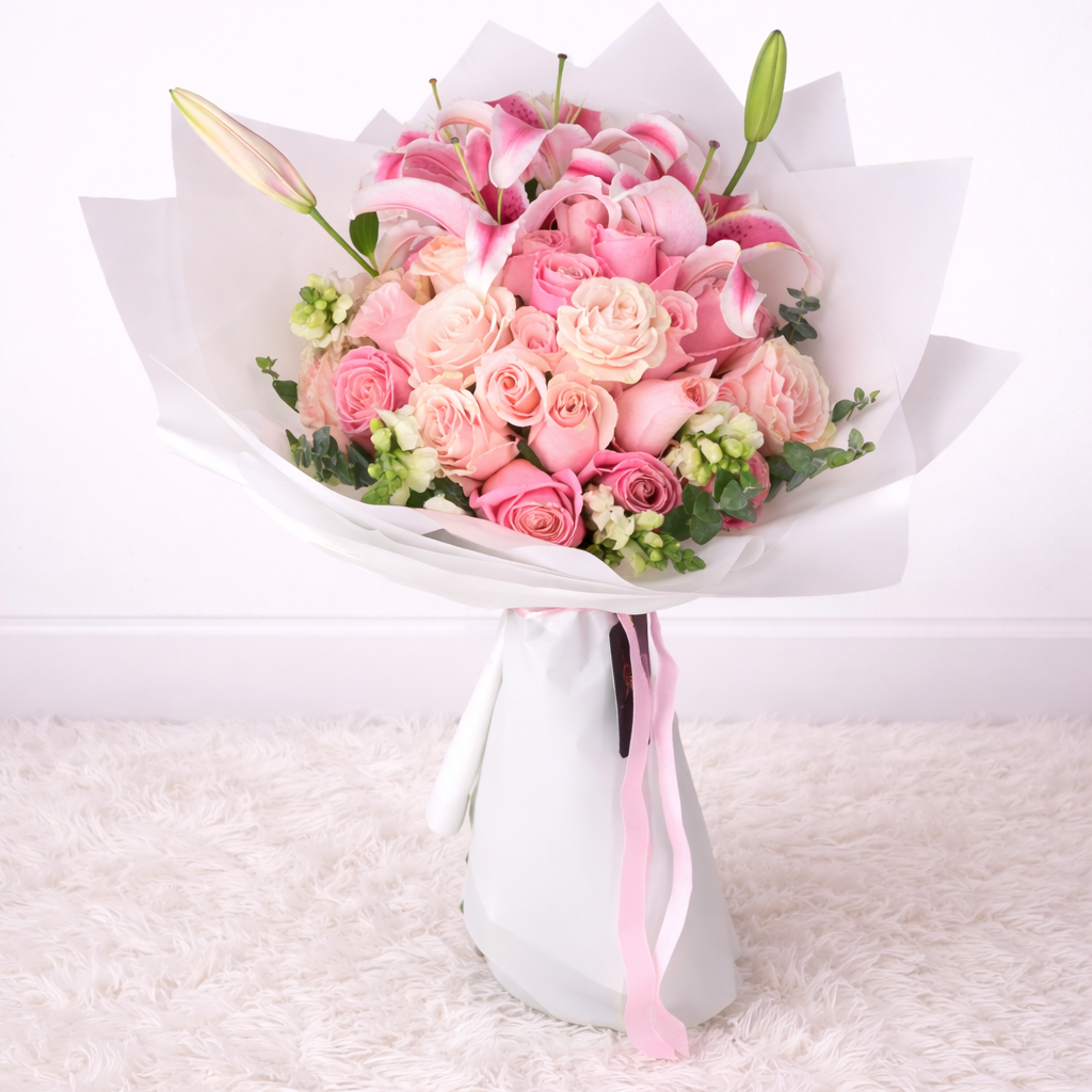 Ramo Penélope – 50 Rosas con Lirios y Variedad Floral
