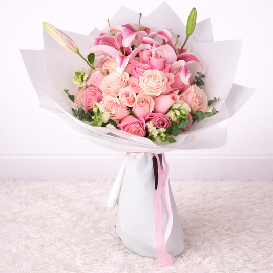 Ramo Penélope – 50 Rosas con Lirios y Variedad Floral